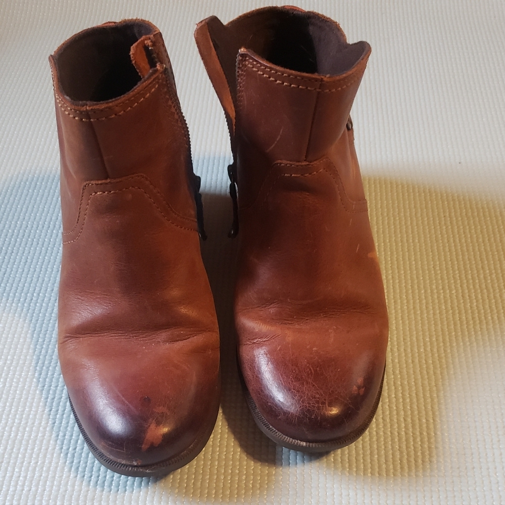 Woman's Size 9 Teva Boots